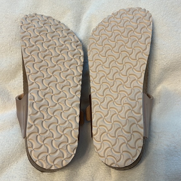 Girls Birkenstock’s size 32 Gizeh Rose Gold, New, $100, sold out in this color - Picture 5 of 8